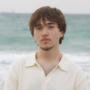 Lukas V.